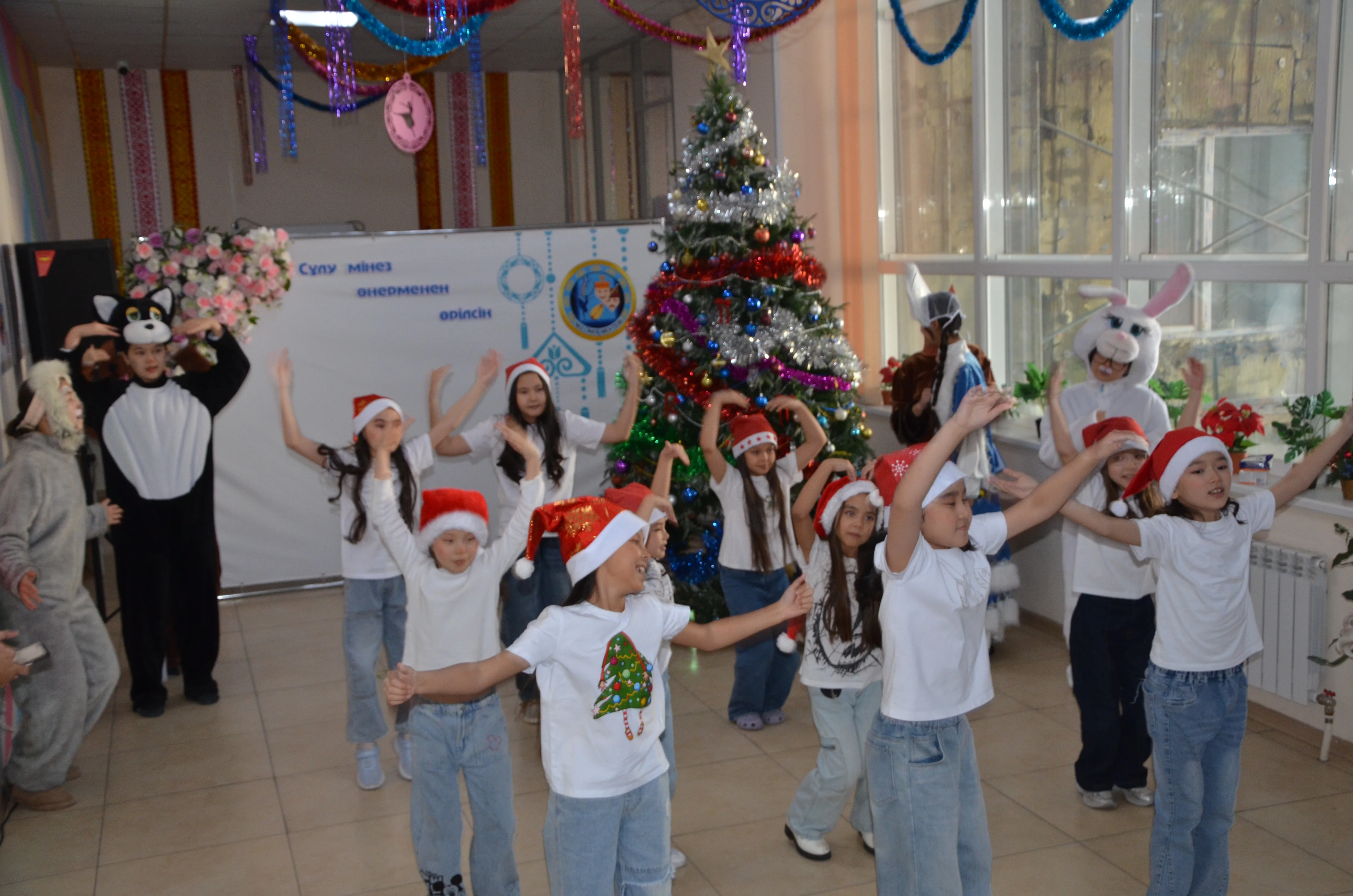 27 декабря 2025 года в нашей школе на высоком уровне было организовано театрализованное праздничное мероприятие под названием «Жаңа жыл жарқыра».