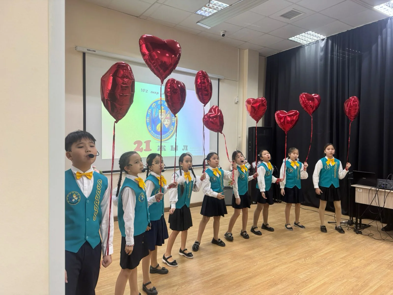 Мектебіміздің 21 жылдық мерейтойы аясында ұйымдастырылған мерекелік концерт